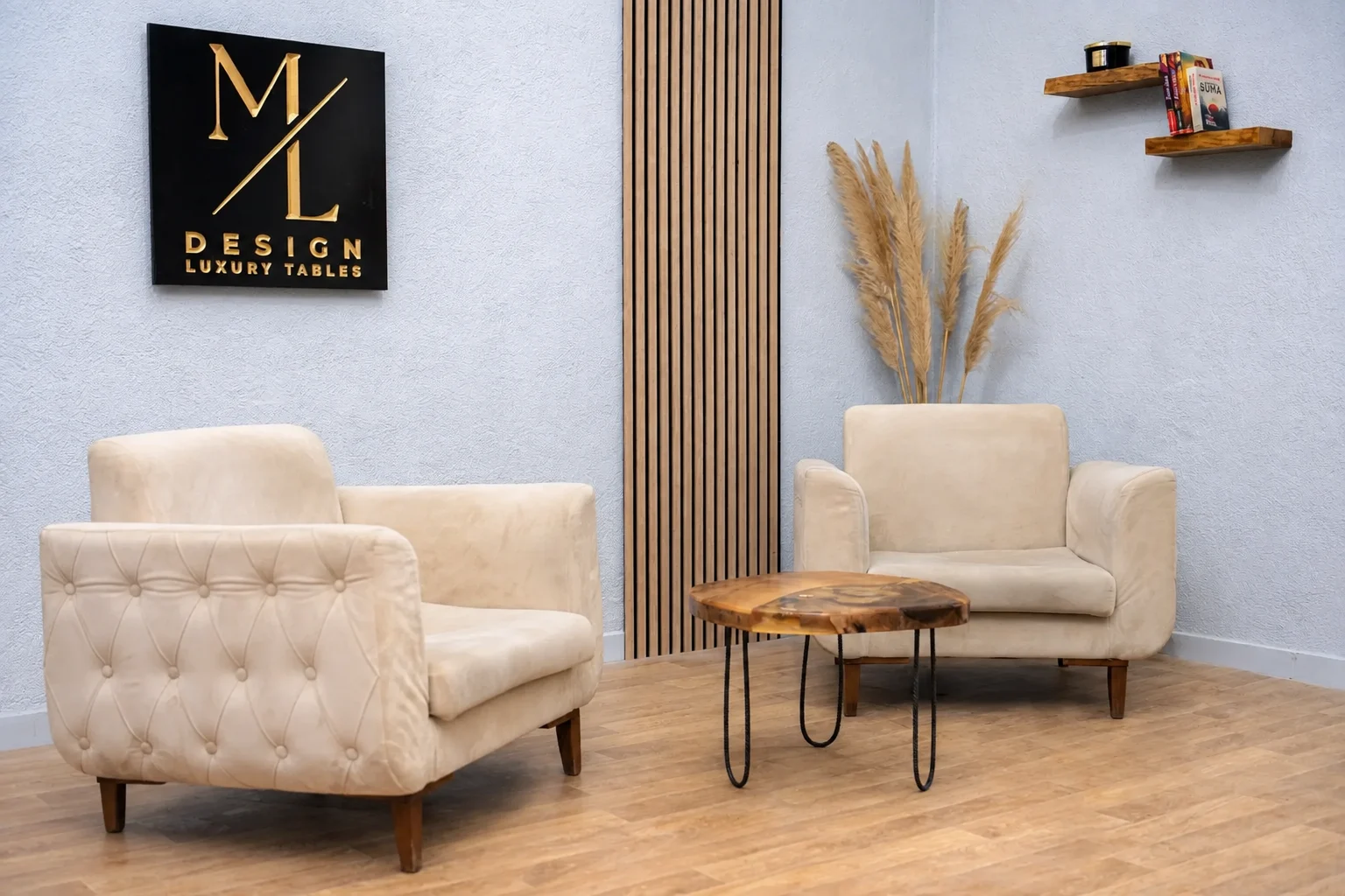 ML izložbeni salon sa stolovima od punog drveta i foteljama